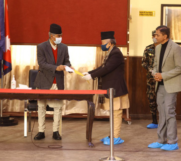 बालुवाटारमा योगेश भट्टराई : खुट्टामा प्लास्टिक, नाकमुख नांगै